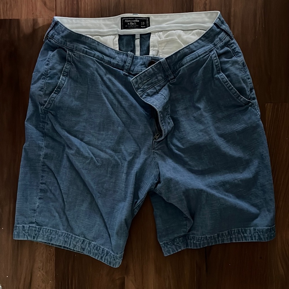 abercrombie and fitch shorts. hit just above the knee. 33w